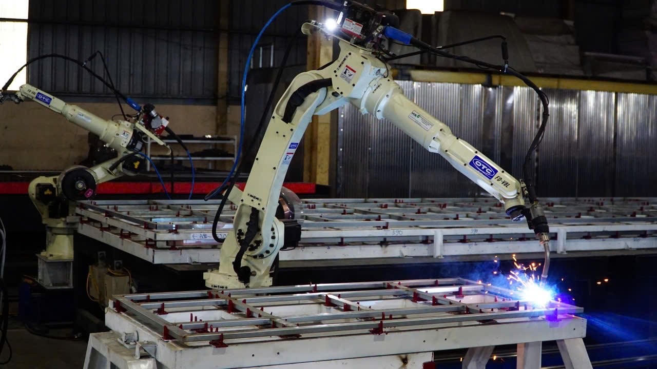 Dây chuyền hàn robot tại xưởng thùng xe.
