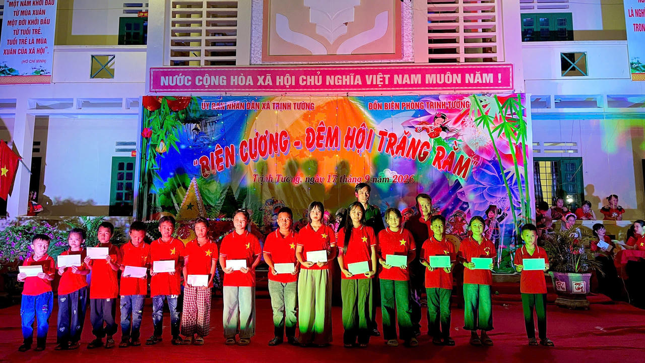  Ban Tổ chức đã trao tặng 950 suất quà Trung thu cho các em học sinh Trường PTDTBT Tiểu học & THCS Cốc Mỳ và 50 suất học bổng ành tặng các em học sinh có hoàn cảnh khó khăn, nỗ lực vươn lên trong học tập. (Ảnh: Biên phòng Trịnh Tường).