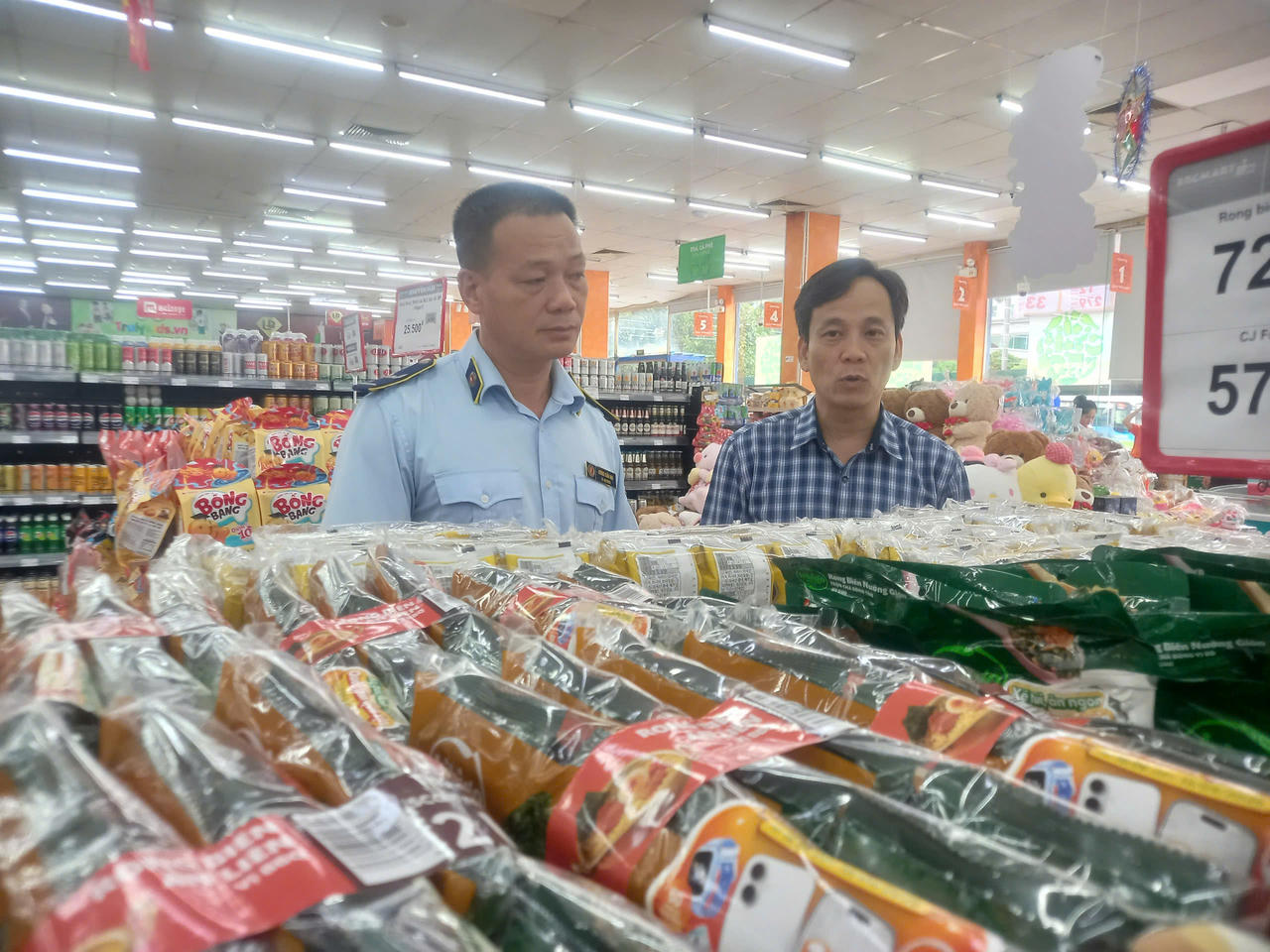 Đoàn kiểm tra liên ngành kiểm tra tại siêu thị BRGMART (Ảnh: Hoàng Giang)