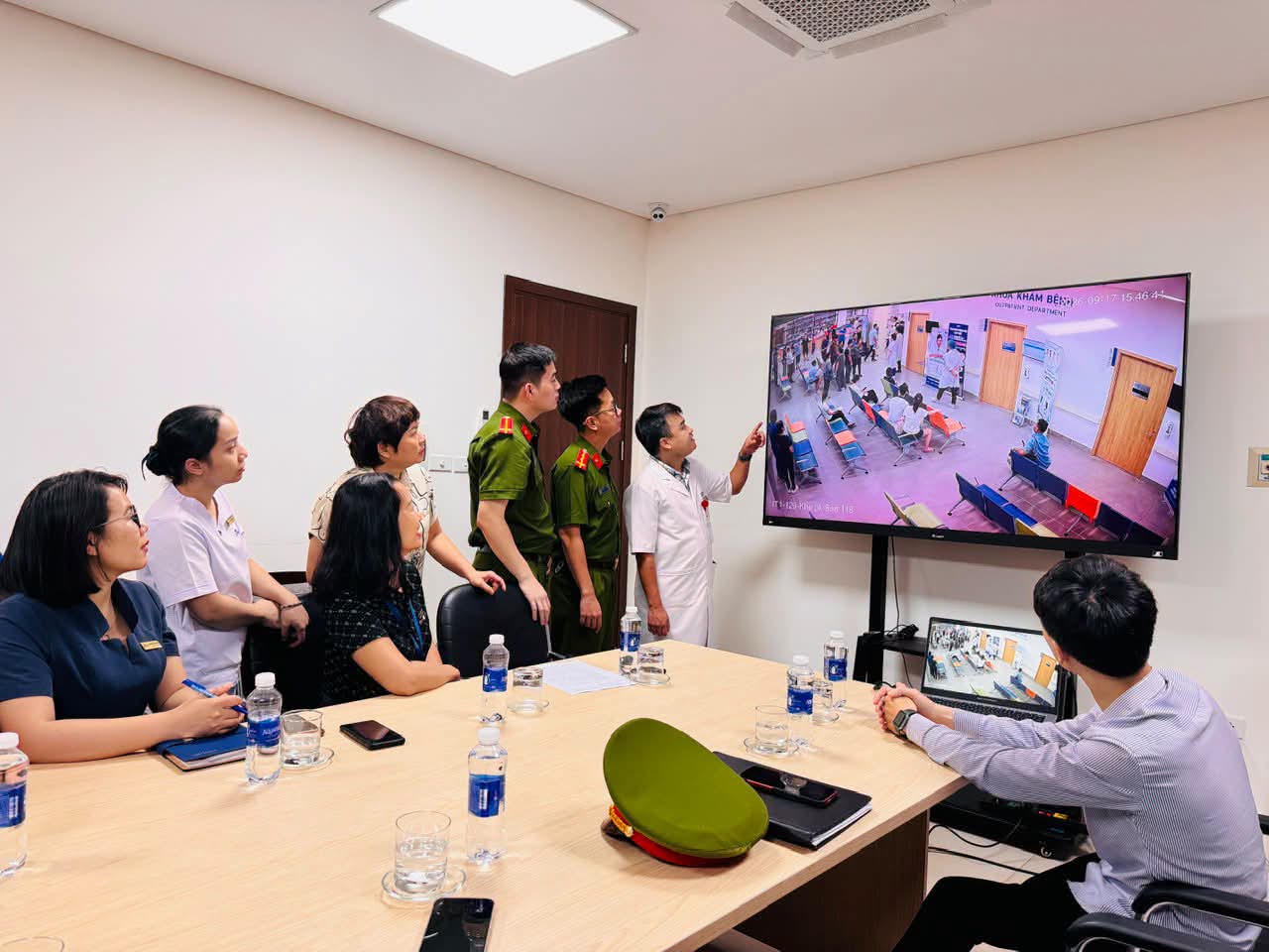 Công an phường Vĩnh Phúc và Bệnh viện Hữu nghị Lạc Việt khẩn trương xác minh, làm rõ vụ việc. Ảnh: Công an tỉnh Phú Thọ 
