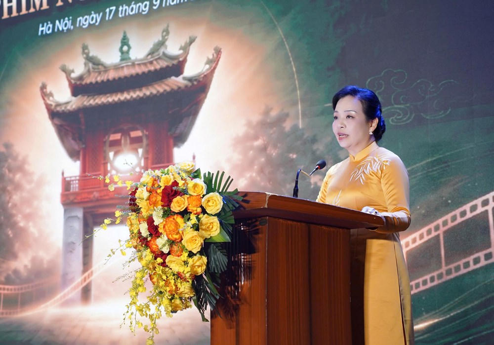 TS Ngô Phương Lan, Chủ tịch VFDA, đồng Trưởng Ban Tổ chức cuộc thi phát biểu tại lễ trao giải (Ảnh: BTC).