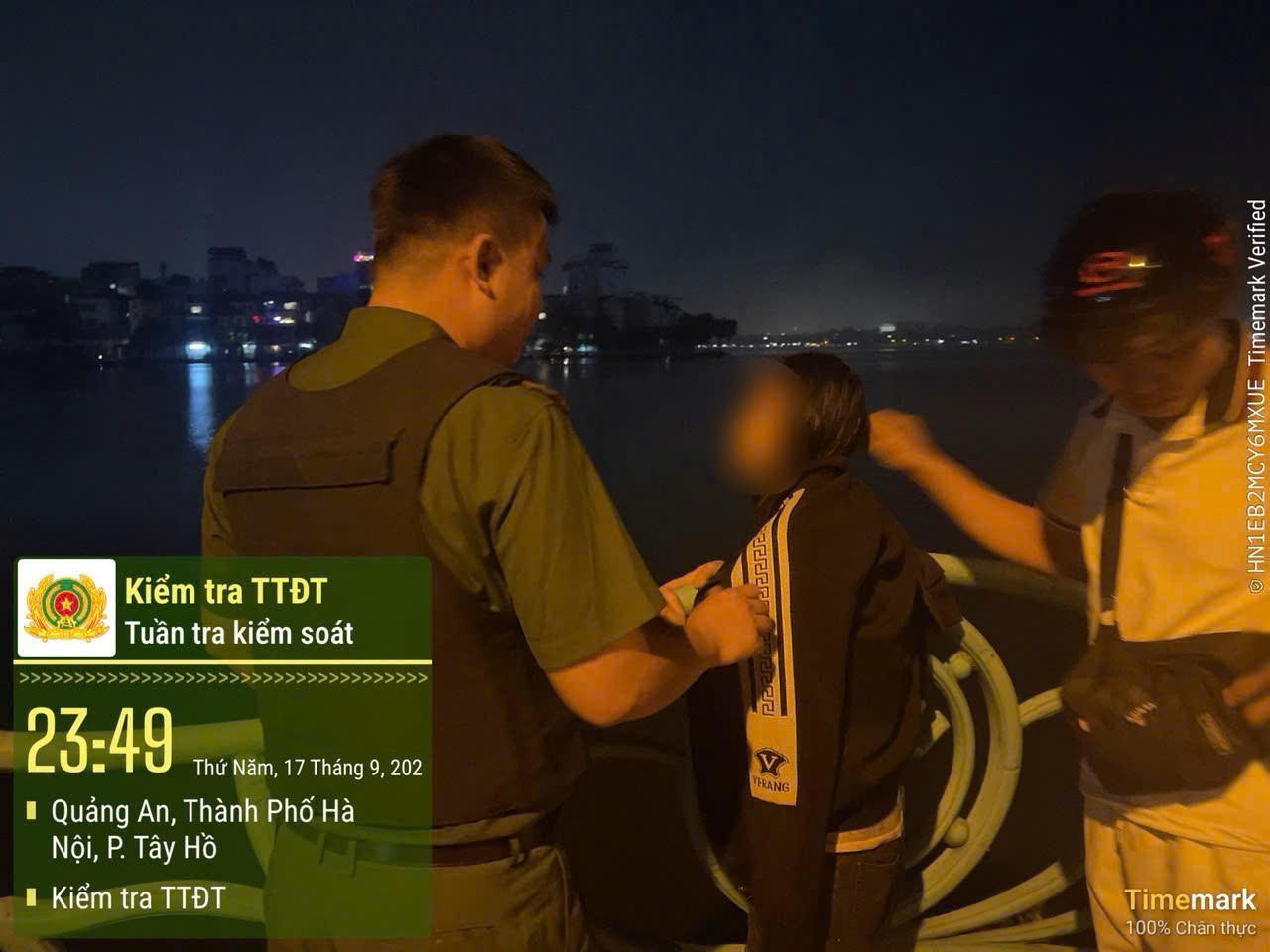Tổ công tác Công an phường Tây Hồ tiếp cận, trấn an người phụ nữ tại khu vực Hồ Tây trong đêm 17/9. (Ảnh: Công an Tây Hồ)