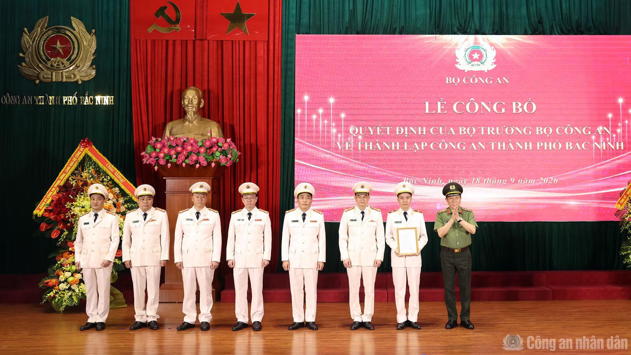 Bộ trưởng Lương Tam Quang trao Quyết định thành lập Công an thành phố Bắc Ninh. Ảnh: Công an nhân dân.