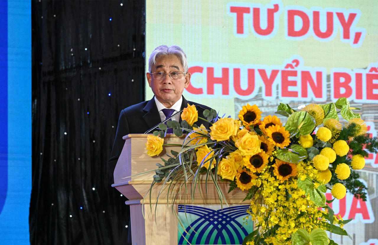 NGƯT.PGS.TS. Lương Minh Cừ –Hiệu trưởng Trường ĐH Cửu Long phát biểu khai mạc (Ảnh: Nguyễn Dô)