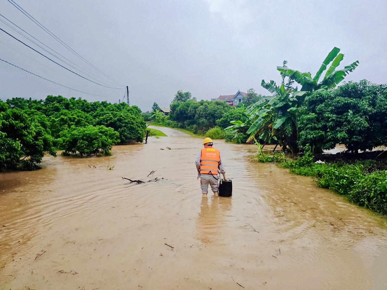 Việc tiếp nhiên liệu trong điều kiện mưa bão của nhân viên Viettel
