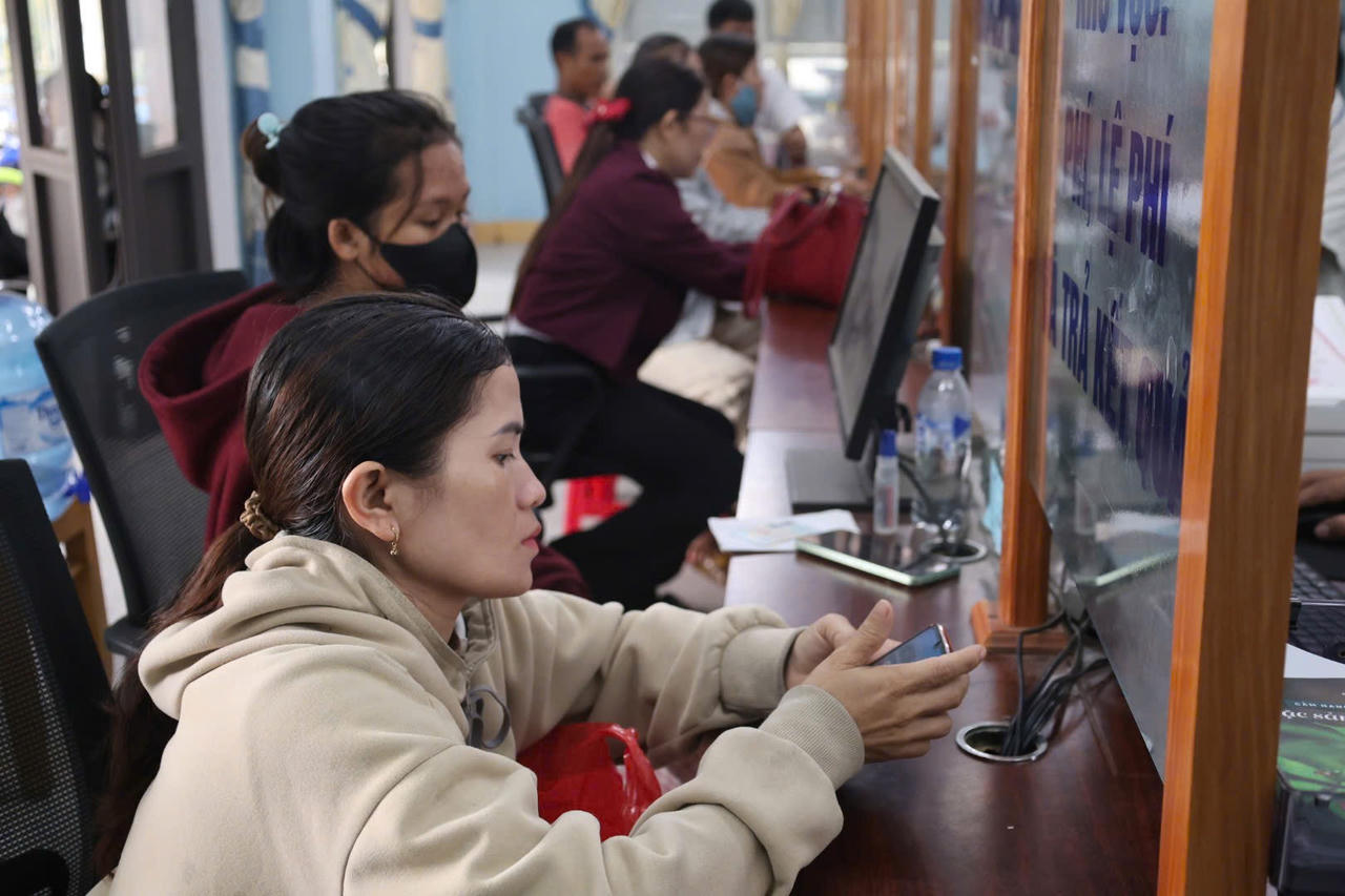 Đất đai là lĩnh vực có quy trình xử lý phức tạp, liên quan đến nhiều cơ quan, từ chính quyền cấp xã đến cơ quan đăng ký đất đai và các đơn vị chuyên môn (ảnh Vân Anh)