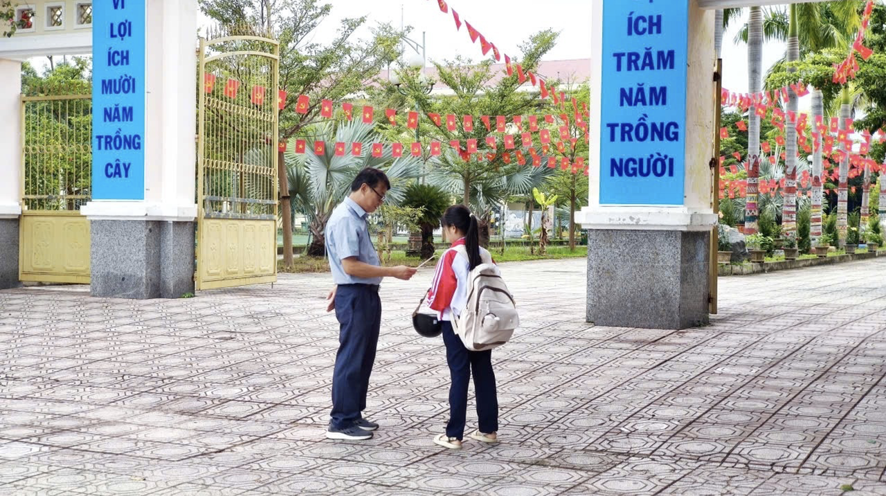 Với thầy Lê Đắc Tường, việc đứng ở cổng trường mỗi ngày cũng là một cách giáo dục học sinh từ lời chào, tác phong và sự quan tâm. (Ảnh: Nhà trường cung cấp)