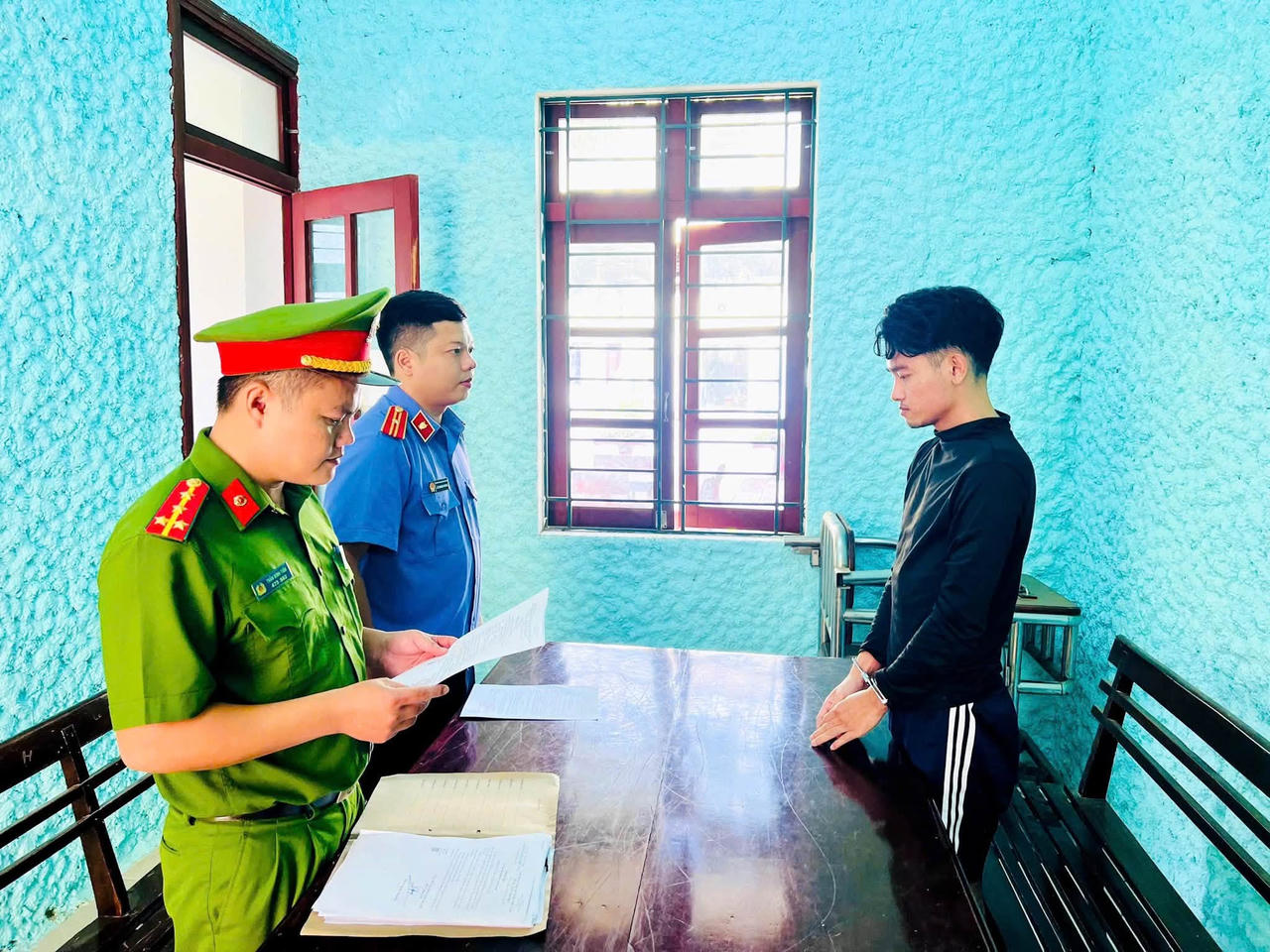 Cơ quan điều tra tống đạt quyết định khởi tố đối với Hoàng Văn Phước. (Ảnh: CAHT)