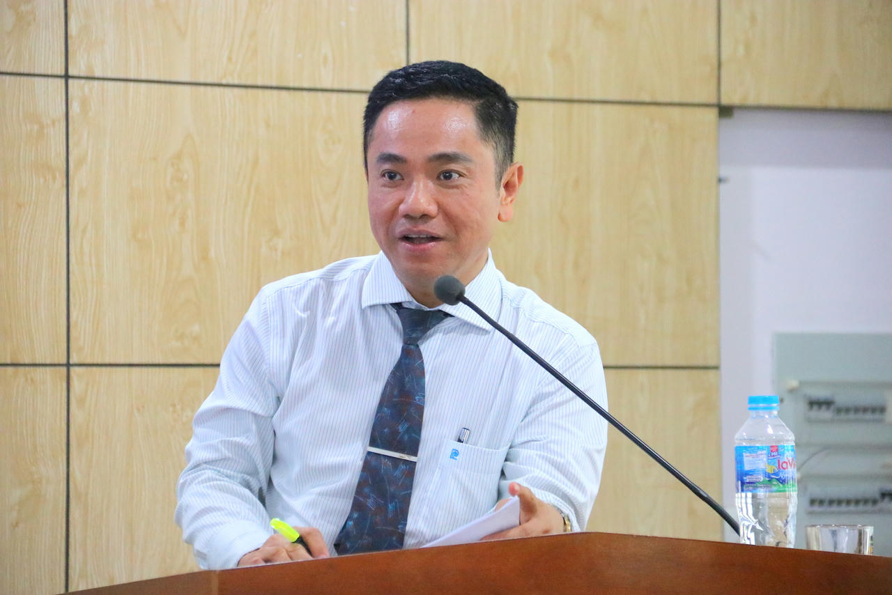 PGS.TS Phan Trung Hiền - Trưởng Khoa Luật (Đại học Cần Thơ) trình bày tham luận (Ảnh: Đình Thương)
