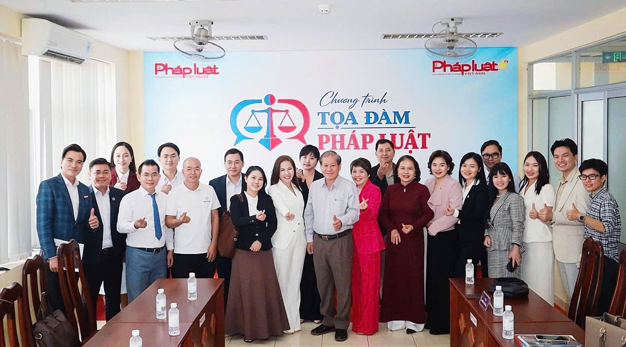 Ban Tổ chức cùng các luật sư, chuyên gia, đại diện doanh nghiệp và đại biểu chụp ảnh lưu niệm