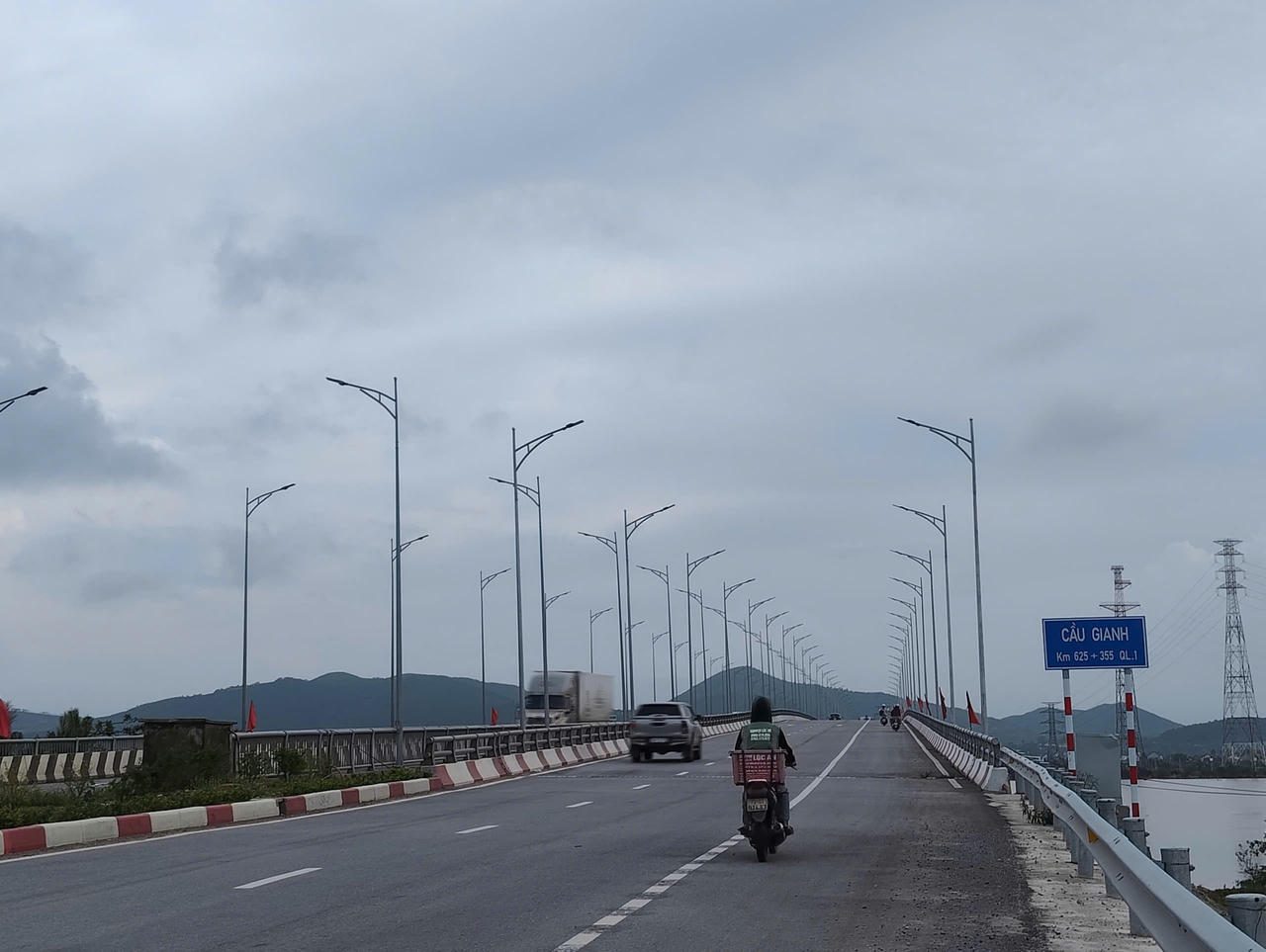 Phương tiện được tổ chức lưu thông hai chiều trên cầu Gianh mới khi cầu cũ bị cấm để thi công. (Ảnh: M.P)