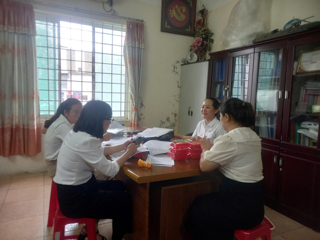 Ngoài kiểm tra về điều kiện cơ sở vật chất, trang thiết bị, con người; hồ sơ pháp lý...Đoàn kiểm tra cũng đã tiến hành lấy mẫu bánh để kiểm nghiệm (Ảnh: Hoàng Giang)