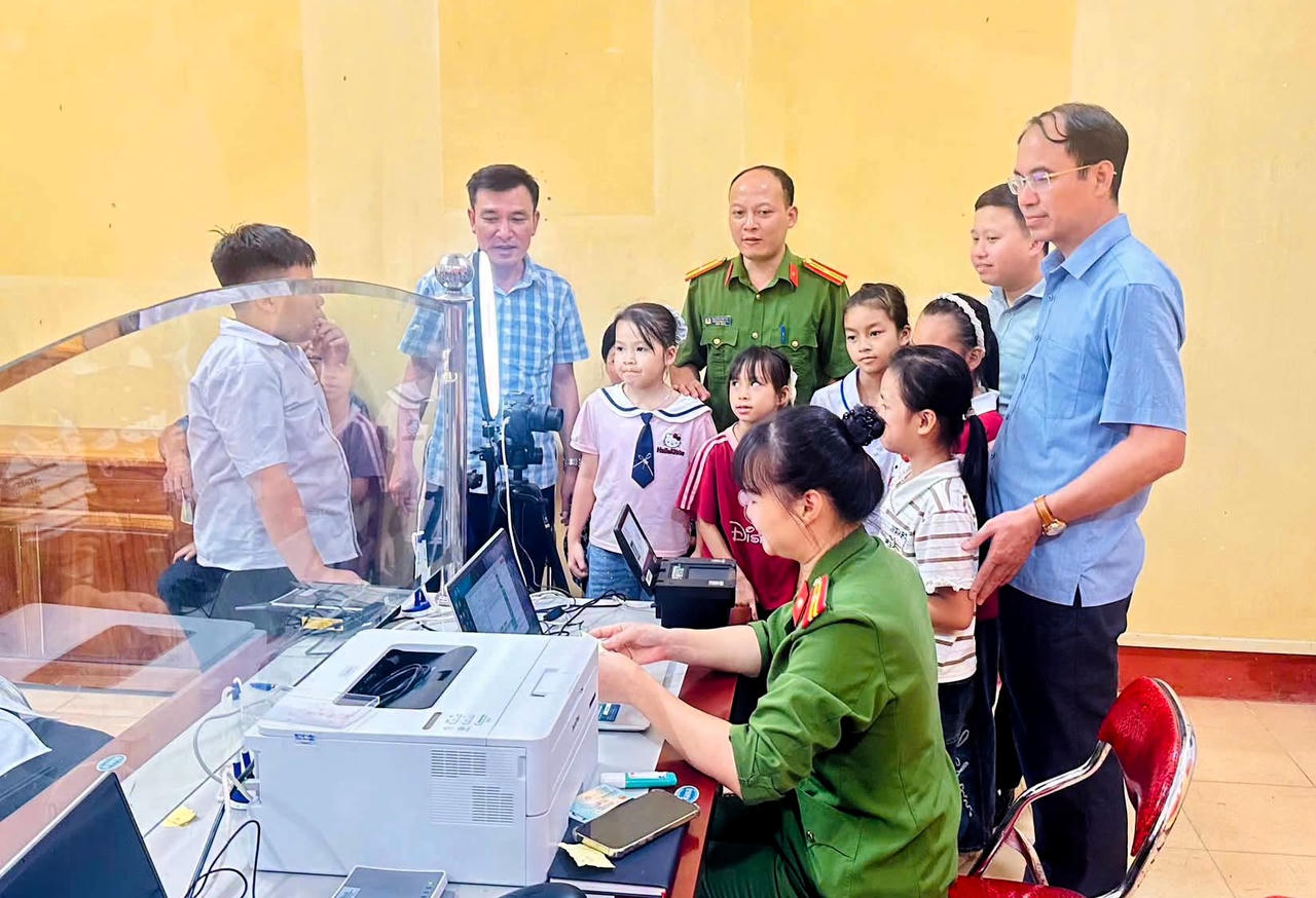 Theo kế hoạch, năm 2026 tỉnh Lào Cai phấn đấu trên 80% người dân được cấp căn cước có tài khoản định danh điện tử mức độ 2; tỷ lệ tài khoản VNeID hoạt động thường xuyên đạt 40%. (Ảnh: laocai.gov.vn