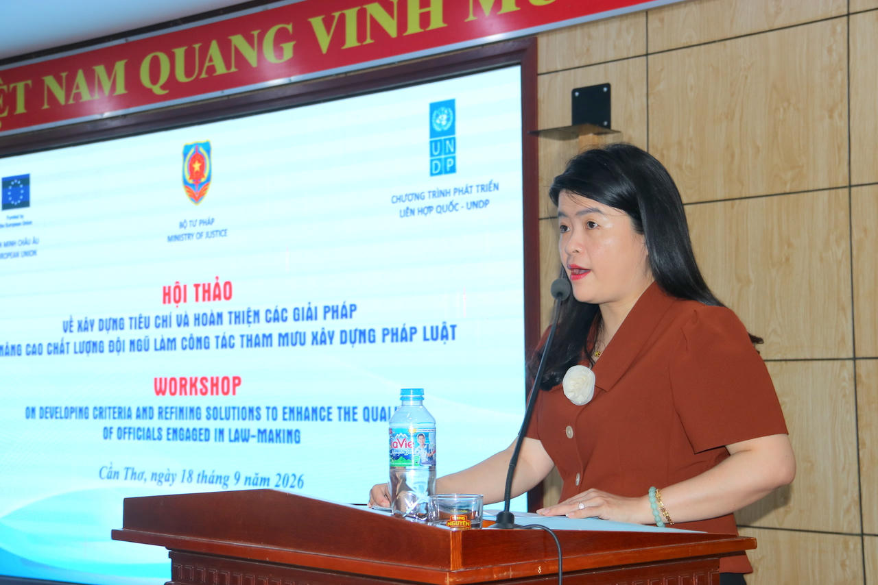 Bà Phạm Thị Minh Huệ - Phó Giám đốc Sở Tư pháp TP Cần Thơ trình bày tham luận tại Hội thảo (Ảnh: Đình Thương)