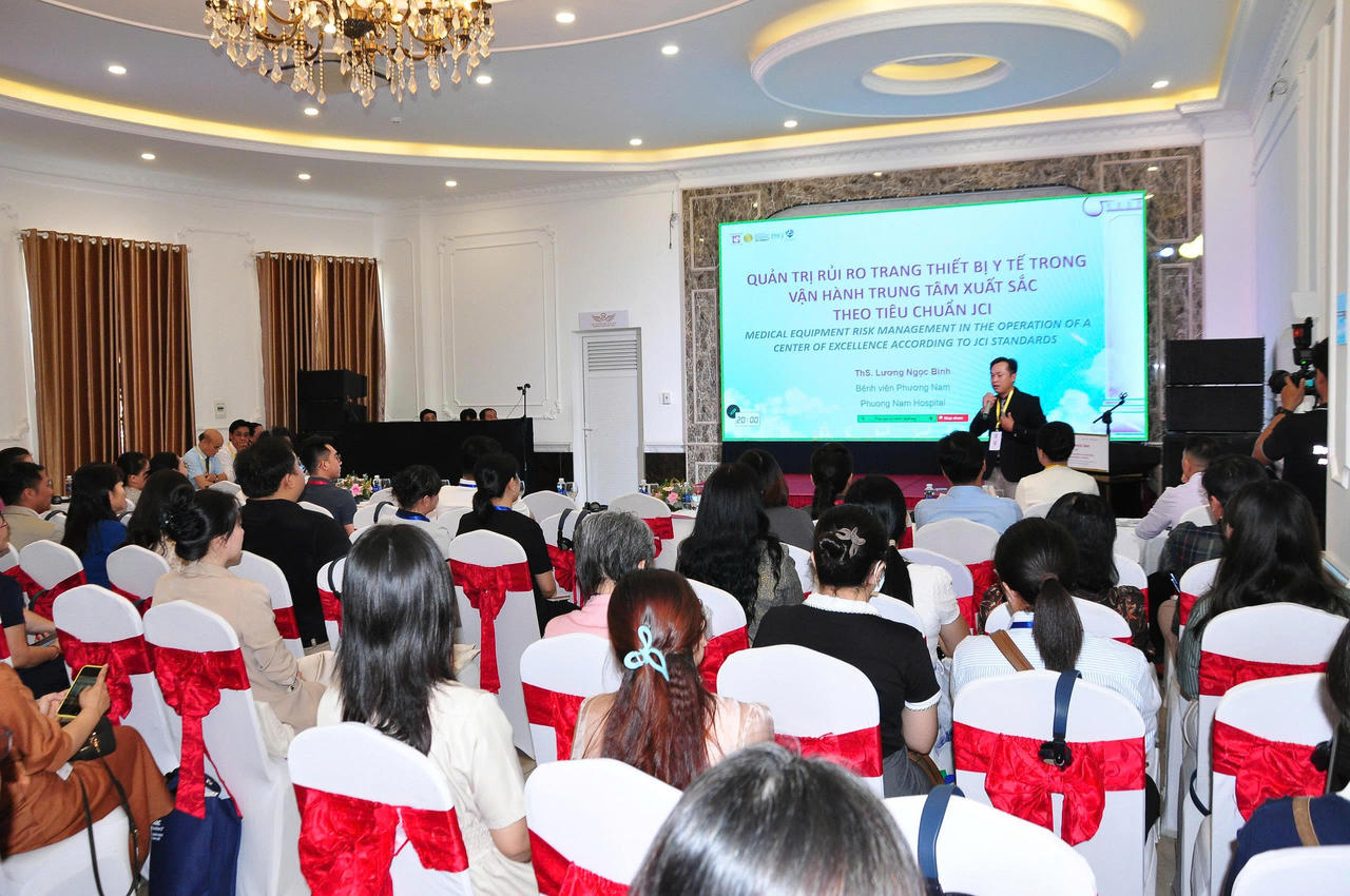Các diễn giả trình bày tham luận. (Ảnh: Hà Vy)