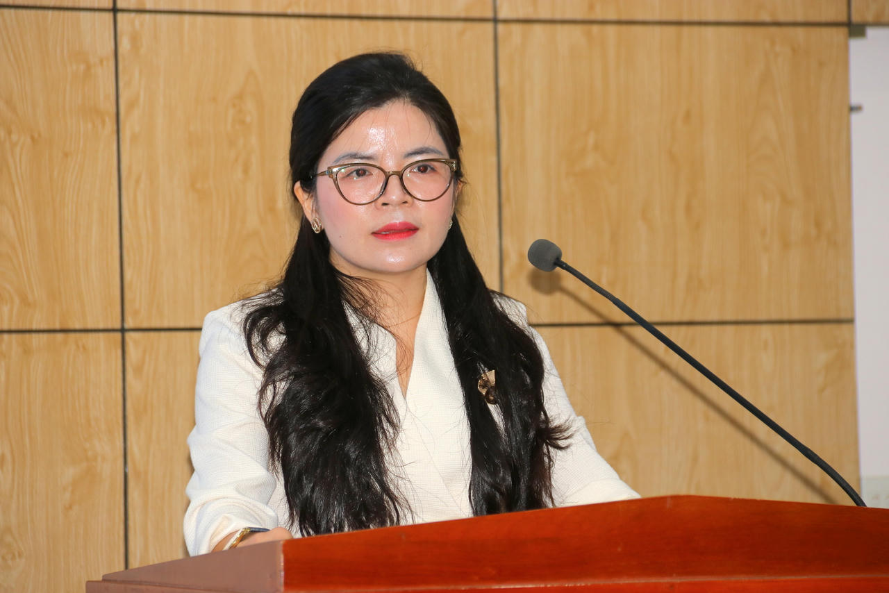 Bà Nguyễn Thị Phương Liên, Phó Vụ trưởng Vụ Công tác xây dựng văn bản quy phạm pháp luật (Bộ Tư pháp) phát biểu tại hội thảo (Ảnh: Đình Thương)