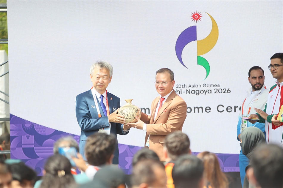 Trưởng đoàn Thể thao Việt Nam Nguyễn Hồng Minh trao quà Lưu niệm cho đại diện BTC (Ảnh: Bùi Lượng)