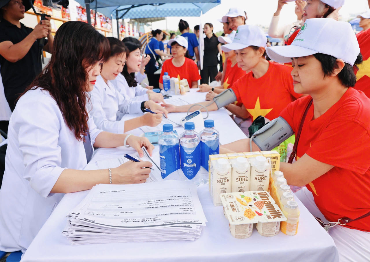 Người cao tuổi được thăm khám, tư vấn sức khỏe và dinh dưỡng tại chương trình. (Ảnh: Vi Nam)