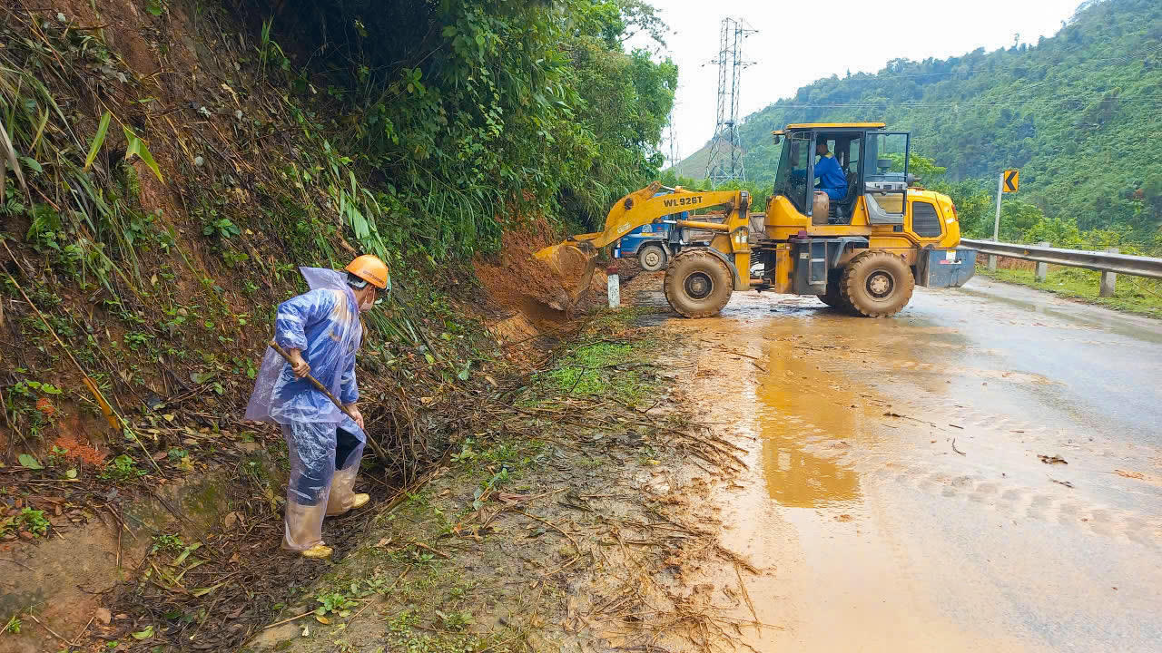 Một số vị trí trên đường Hồ Chí Minh nhánh Tây xuất hiện sạt lở taluy dương (Ảnh: Trần Tuyền)