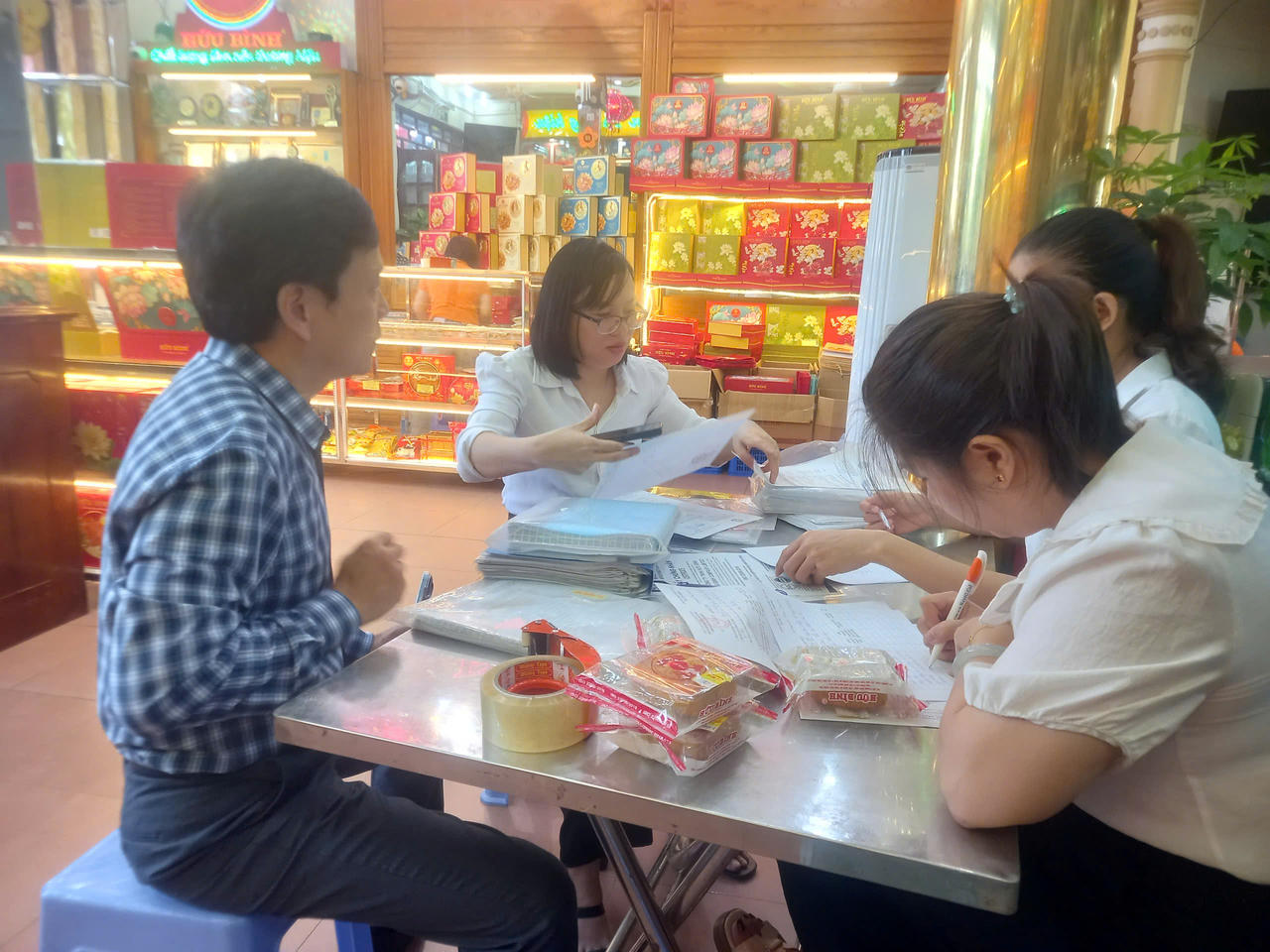 Đoàn công tác kiểm tra chú trọng công tác vệ sinh nhà xưởng tại các cơ sở sản xuất bánh Trung thu (Ảnh: Hoàng Giang)