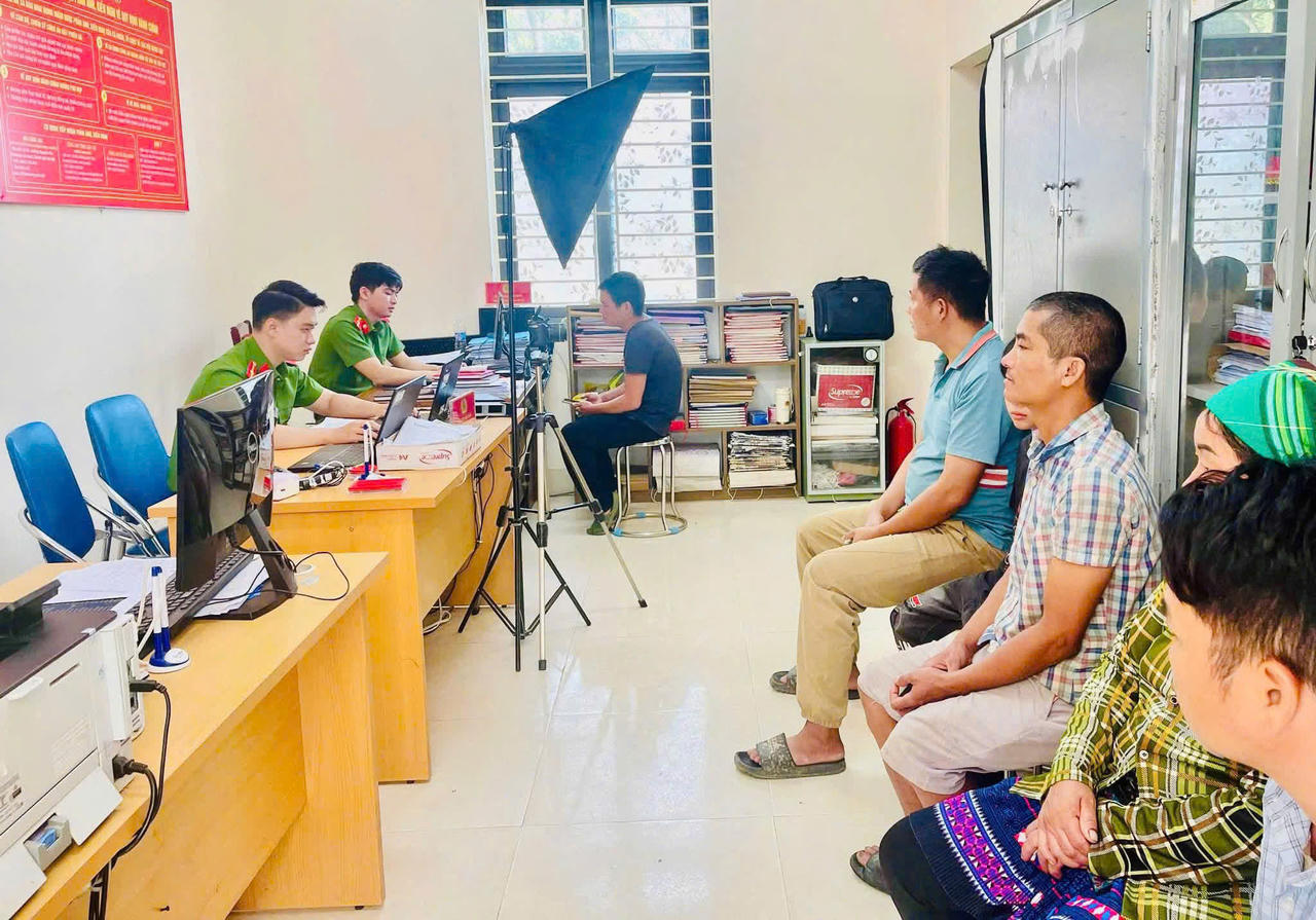 Để nâng tỷ lệ kích hoạt, lực lượng Công an các cấp đang chuyển mạnh từ tuyên truyền chung sang rà soát từng nhóm đối tượng và hỗ trợ trực tiếp (Ảnh: Nguyễn Hải)