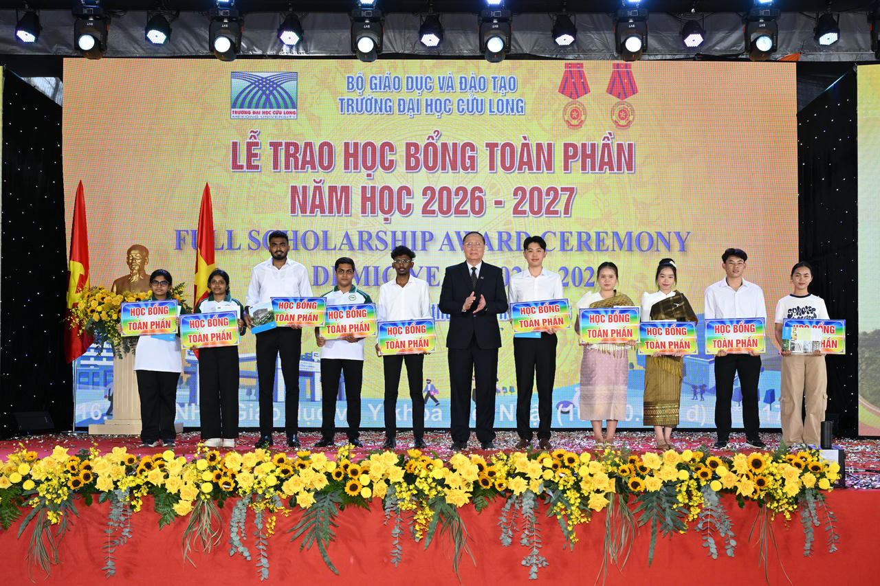 TS Nguyễn Thanh Dũng - Phó Hiệu trưởng Trường ĐH Cửu Long trao học bổng toàn phần cho tân sinh viên là lưu học sinh quốc tế (Ảnh: Nguyễn Dô)