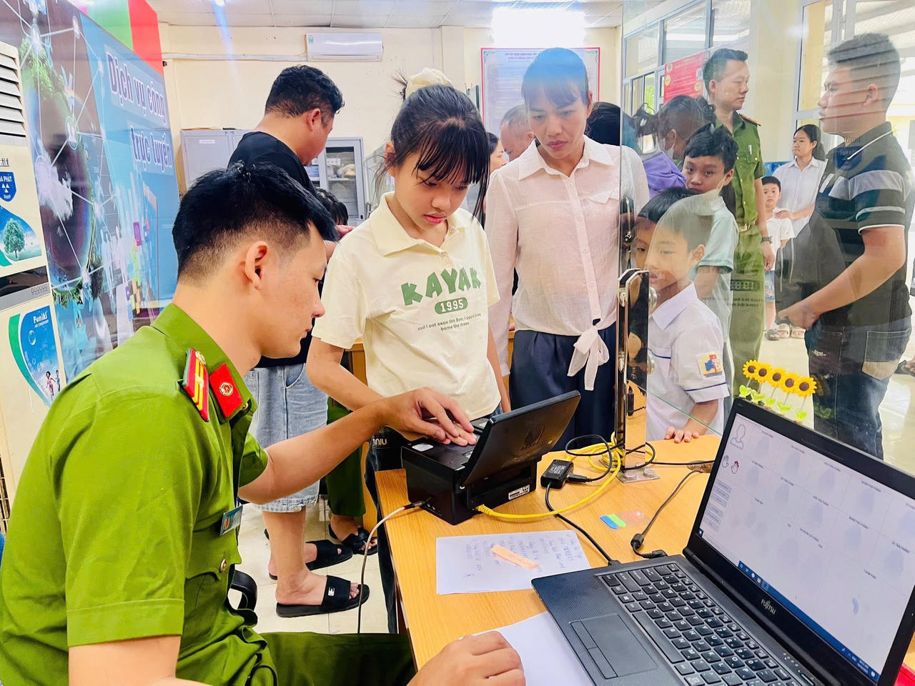 Tỉnh Lào Cai đang đẩy mạnh thu nhận, kích hoạt và hướng dẫn người dân sử dụng tài khoản định danh điện tử (Ảnh: laocai.gov.vn)