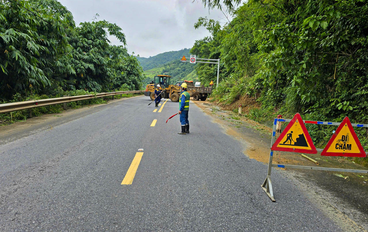 Các đơn vị chức năng đã triển khai các biện pháp bảo đảm an toàn giao thông trên Quốc lộ 9 (Ảnh: Trần Tuyền)