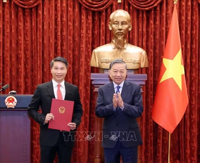 Tổng Bí thư, Chủ tịch nước Tô Lâm trao Quyết định bổ nhiệm Đại sứ đặc mệnh toàn quyền Việt Nam tại Cộng hòa Dân chủ Timor – Leste cho ông Phạm Bình Đàm, Vụ trưởng Ban Thư ký Quốc gia APEC 2027, Bộ Ngoại giao. Ảnh: Thống Nhất/TTXVN