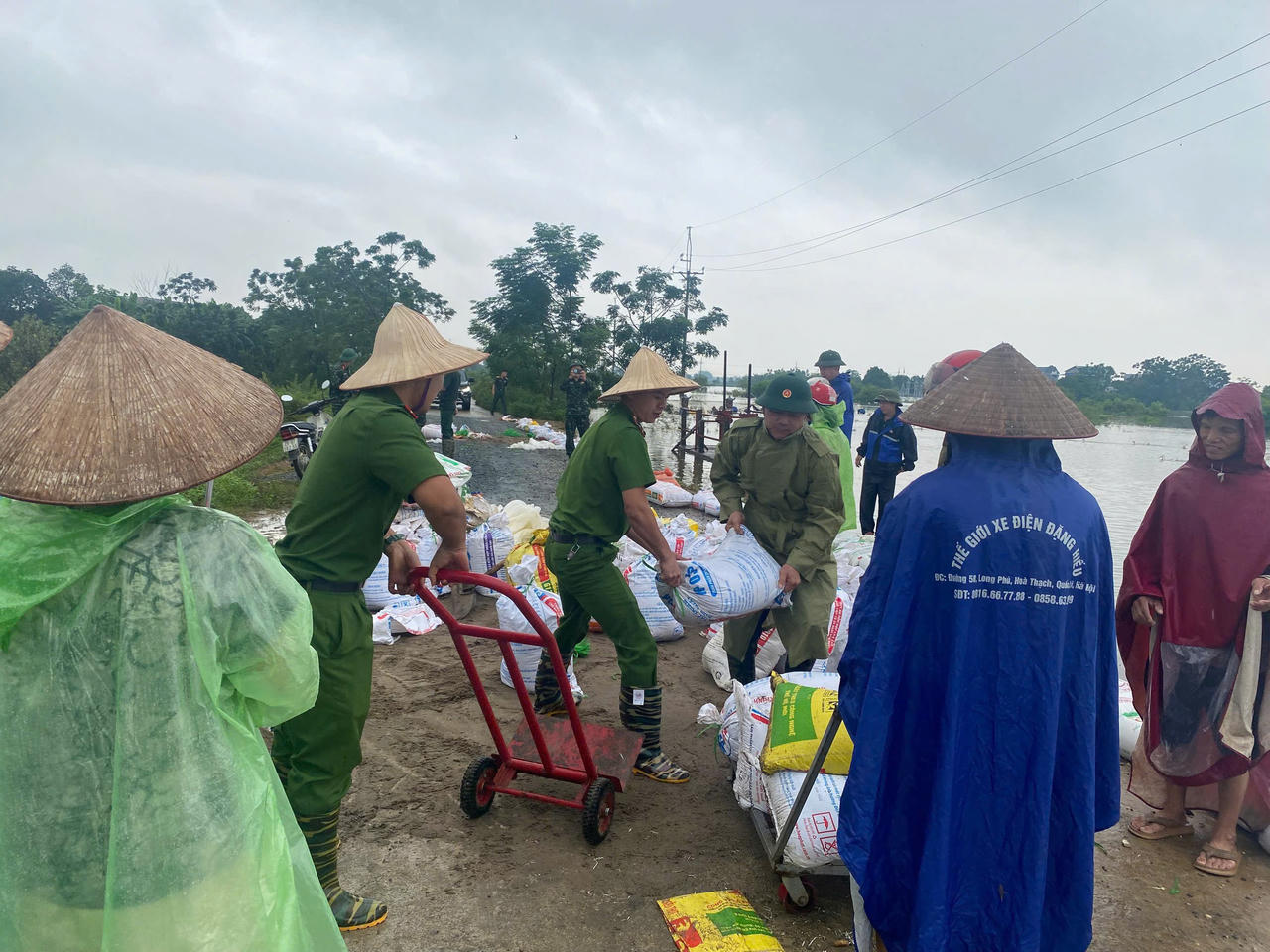Mưa lũ dâng cao, Công an Hà Nội xuyên đêm ứng trực tại các điểm xung yếu, hỗ trợ người dân