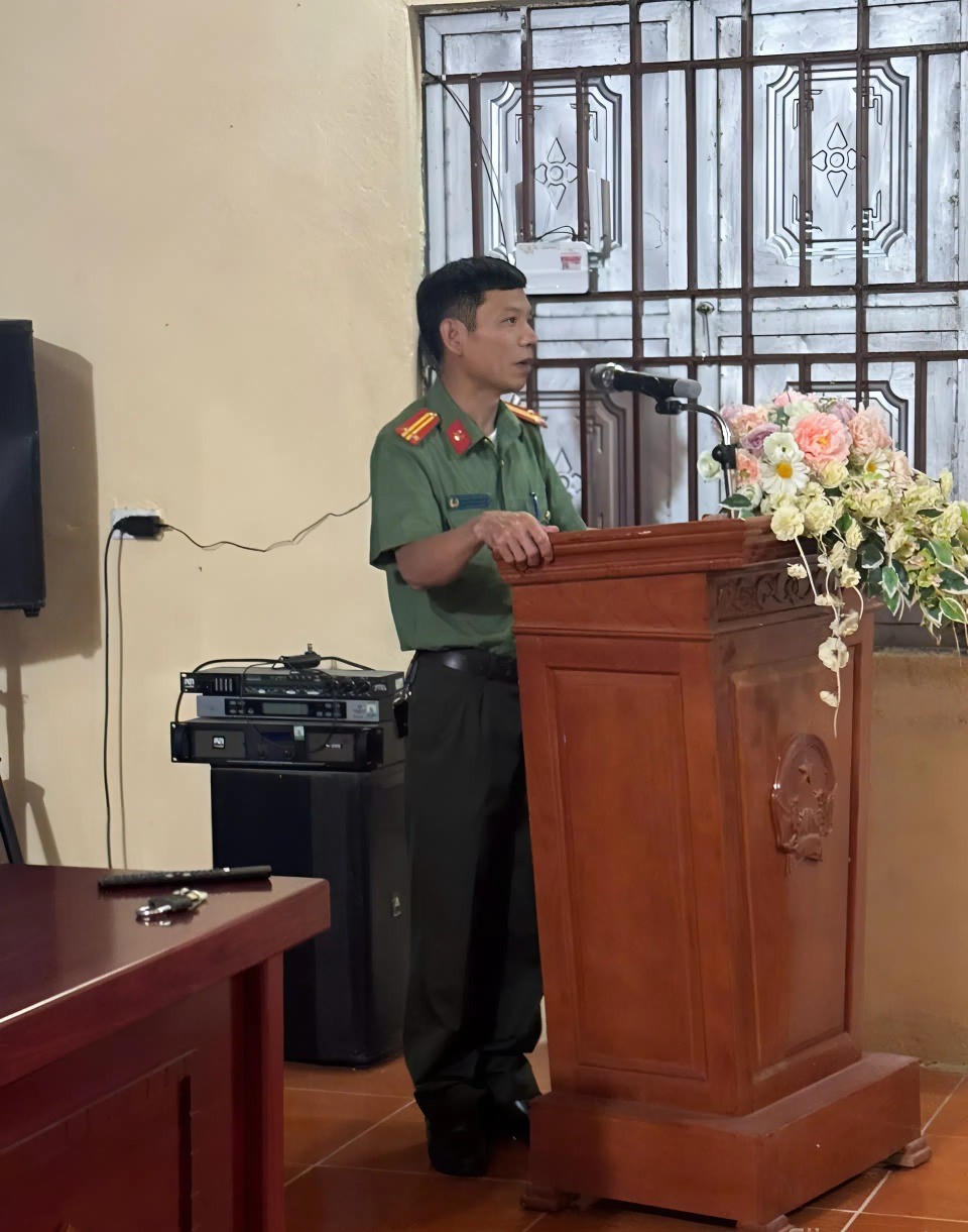 Trung tá Hoàng Văn Quyến, Phó Trưởng Công an xã Phúc Lộc việc truyền tải nội dung pháp luật bằng ngôn ngữ người dân tộc Tày, giúp người dân dễ nghe, dễ hiểu, dễ ghi nhớ và thuận lợi hơn trong quá trình thực hiện. (Ảnh: Tuấn Anh)