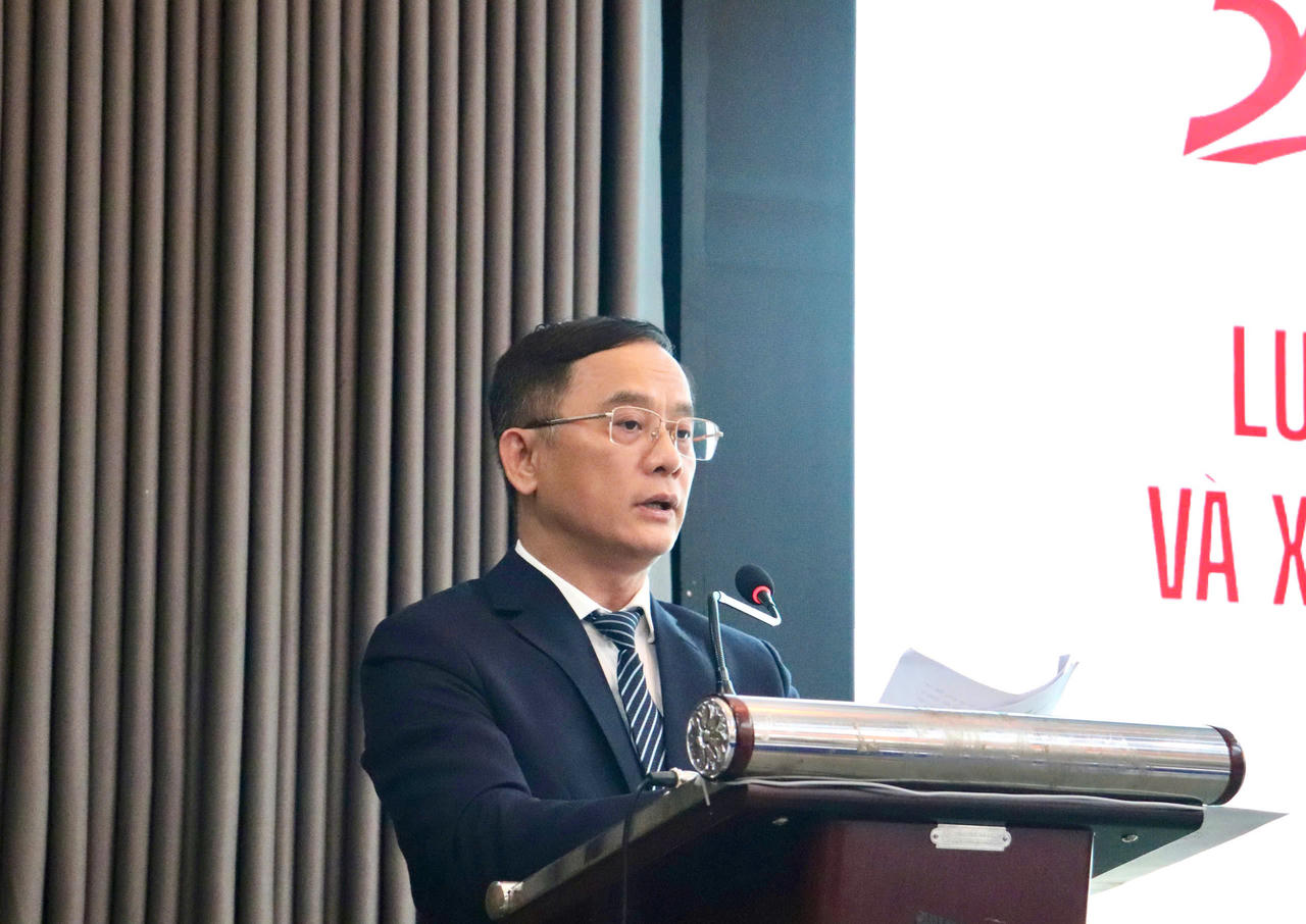 PGS.TS. Nguyễn Tiến Vinh, Hiệu trưởng Trường Đại học Luật, Đại học Quốc gia Hà Nội phát biểu khai mạc.
