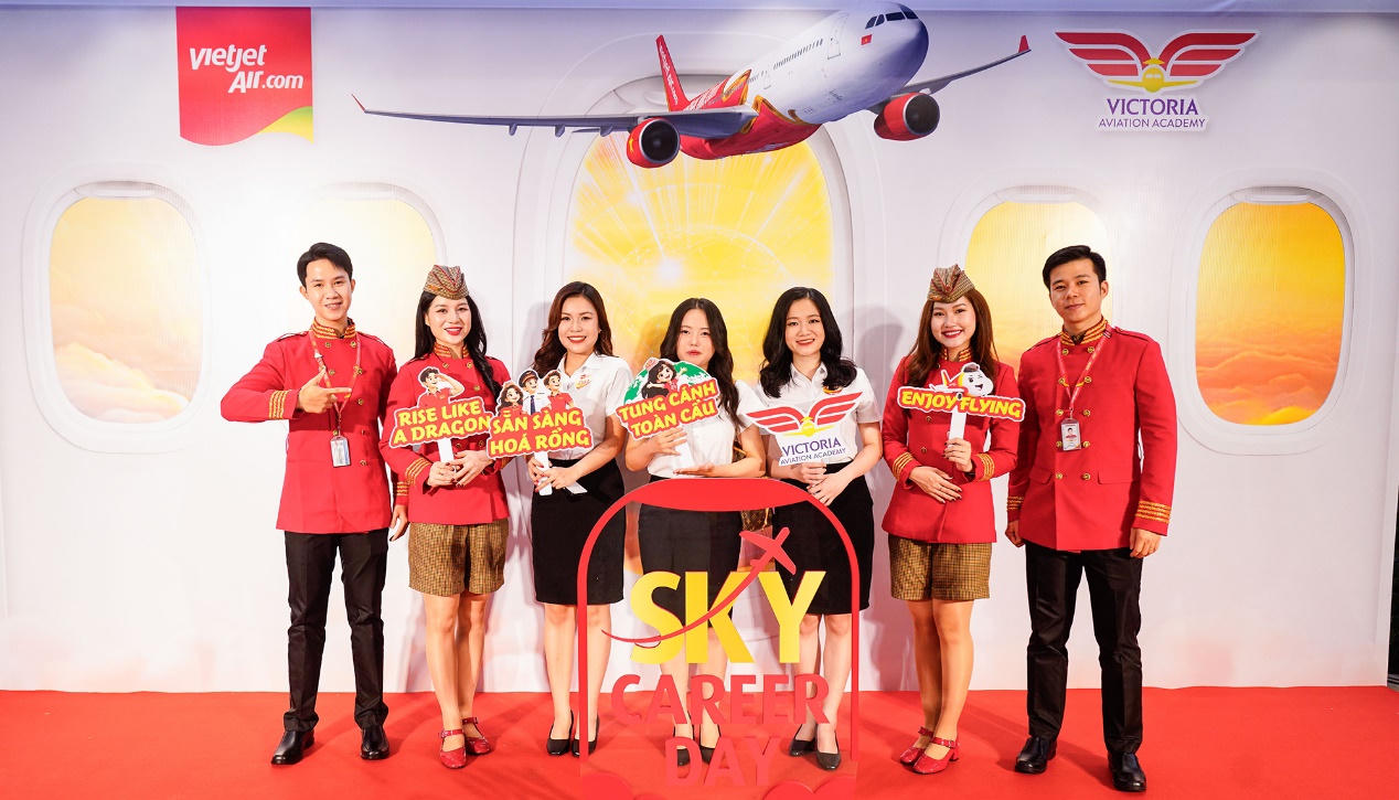 Những người trẻ mong muốn gia nhập Vietjet để chạm tay vào bầu trời