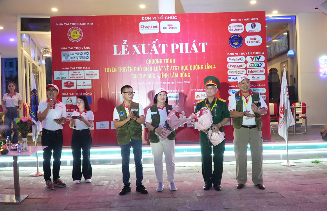Ban Tổ chức tặng hoa tri ân các đơn vị đồng hành và nhà tài trợ tại Lễ xuất phát. (Ảnh: Triều Nguyễn)
