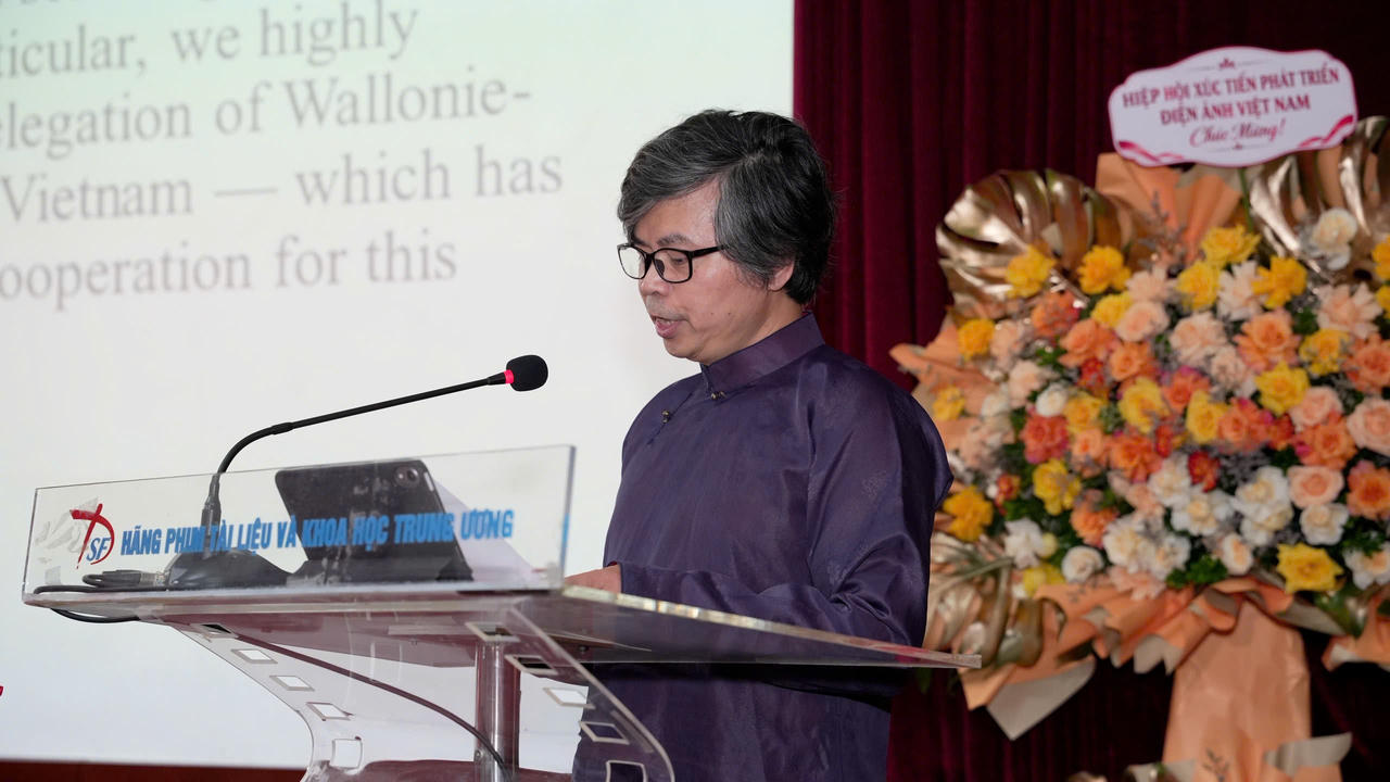  Phó Tổng Giám đốc phụ trách Hãng phim Tài liệu Khoa học Trung ương - đạo diễn Trịnh Quang Tùng thông tin về LHP (Ảnh: Trần Quỳnh).