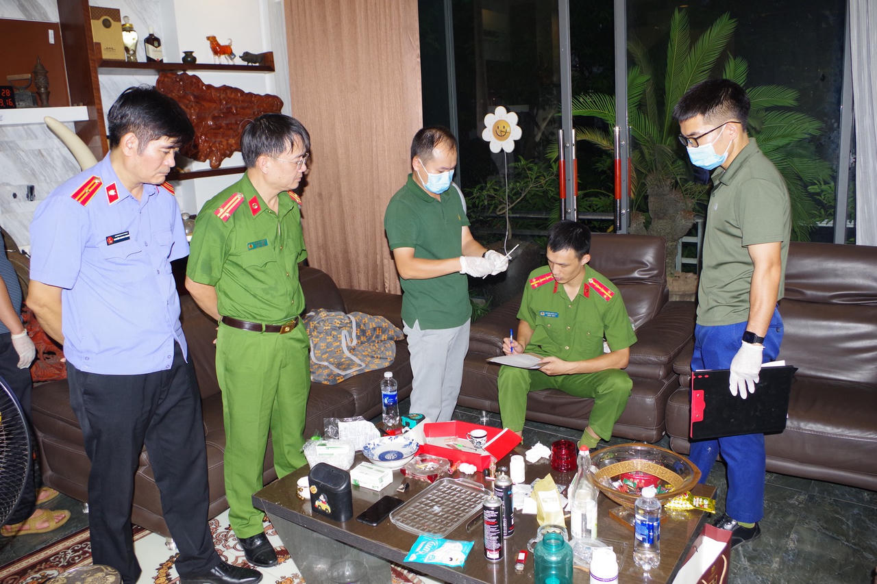 Cơ quan Công an thi hành Lệnh khám xét khẩn cấp nơi ở của đối tượng “Đức Cộng”.