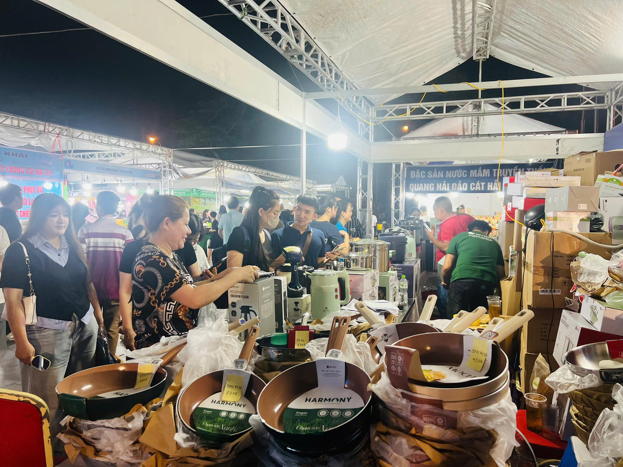 Không gian “Phúc lợi Công đoàn - Đồng hành cùng công nhân lao động” với 50 gian hàng phục vụ đoàn viên, người lao động từ ngày 18-19/9. (Ảnh: Thuỳ Linh)