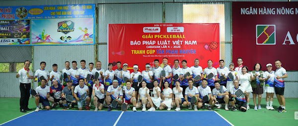 Ban Tổ chức cùng đông đảo các vận động viên chụp ảnh lưu niệm tại Lễ khai mạc Giải Pickleball Báo Pháp luật Việt Nam - Tranh cúp Tân Phạm Nguyên.&nbsp;