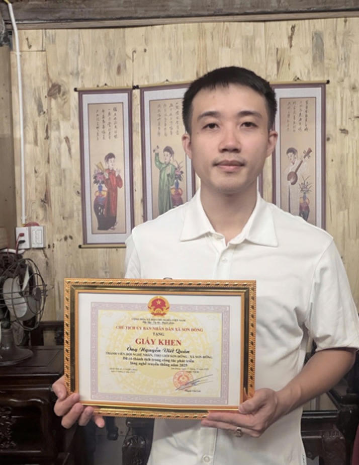 Nghệ nhân Nguyễn Viết Quân nhận Giấy khen của UBND xã Sơn Đồng vì đã có thành tích trong công tác phát triển làng nghề truyền thống. (Ảnh trong bài: PV)