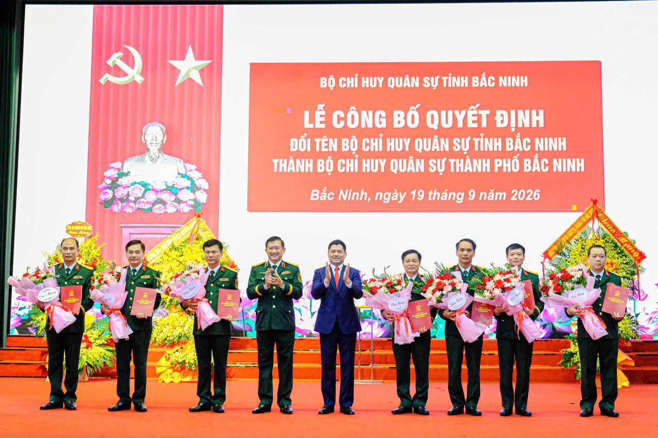 Trung tướng La Công Phương và ông Nguyễn Hồng Thái trao Quyết định về nhân sự cán bộ. (Ảnh: Đông Bắc)