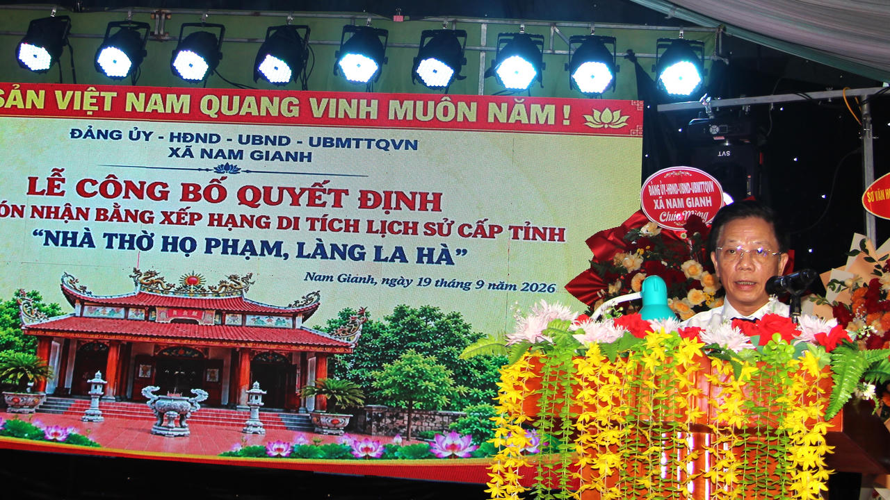 Ông Cao Xuân Đức, Bí thư Đảng ủy xã Nam Gianh phát biểu tại lễ công bố quyết định. (Ảnh: M.P)