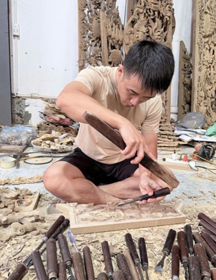 Nghệ nhân trẻ Nguyễn Viết Quân tỉ mỉ tạo hình từng chi tiết sản phẩm. 