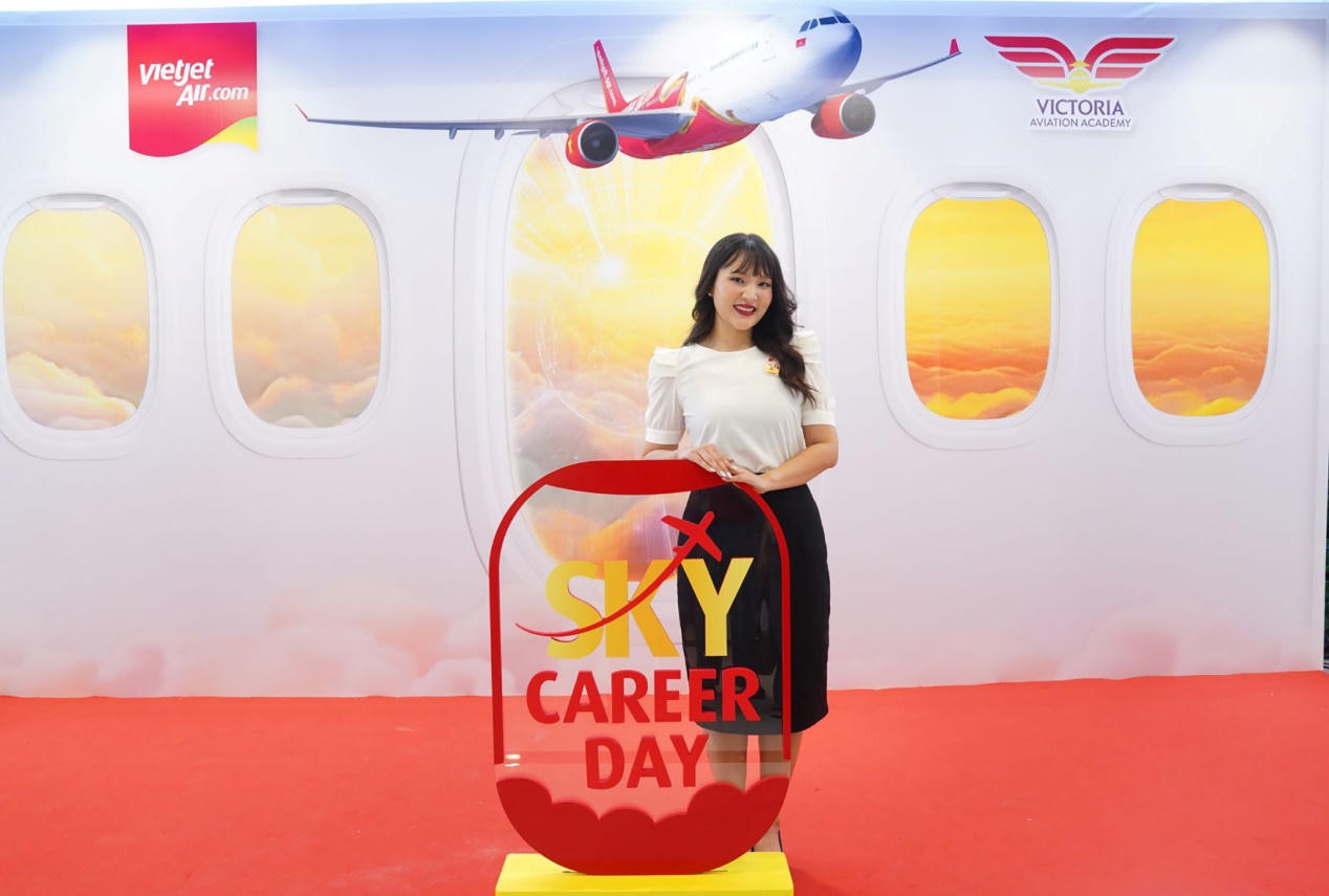 Thanyaporn Sanggawe, cô gái đang có việc làm ổn định tại Bangkok (Thái Lan) nhưng mong ước trở thành tiếp viên hàng không Vietjet