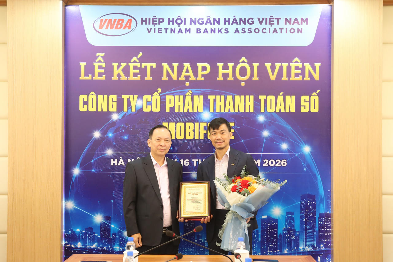 TS. Đào Minh Tú, Phó Chủ tịch kiêm Tổng Thư ký trao quyết định và giấy chứng nhận