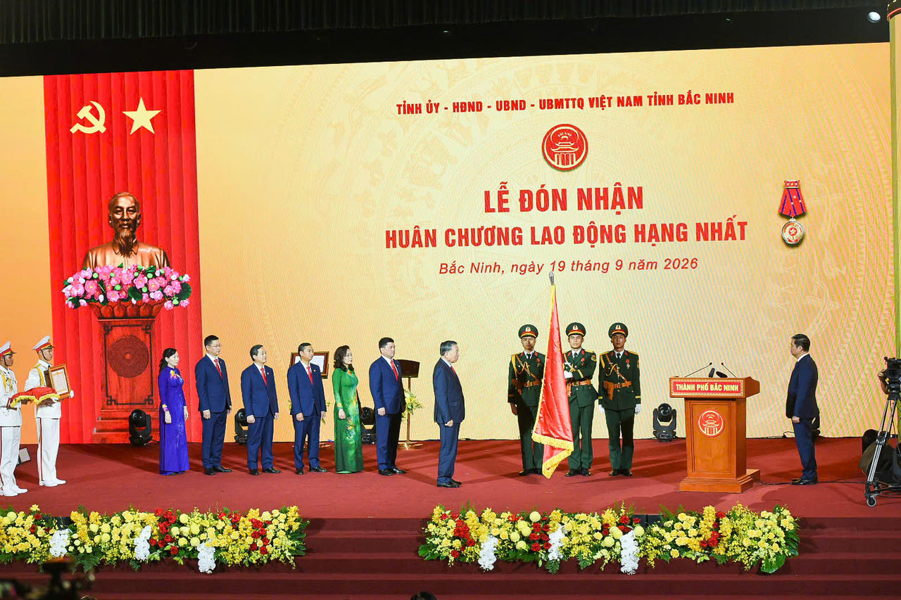 Tổng bí thư, Chủ tịch nước Tô Lâm trao tặng Huân chương Lao động hạng nhất cho Đảng bộ, Chính quyền và Nhân dân thành phố Bắc Ninh. (Ảnh: NH)