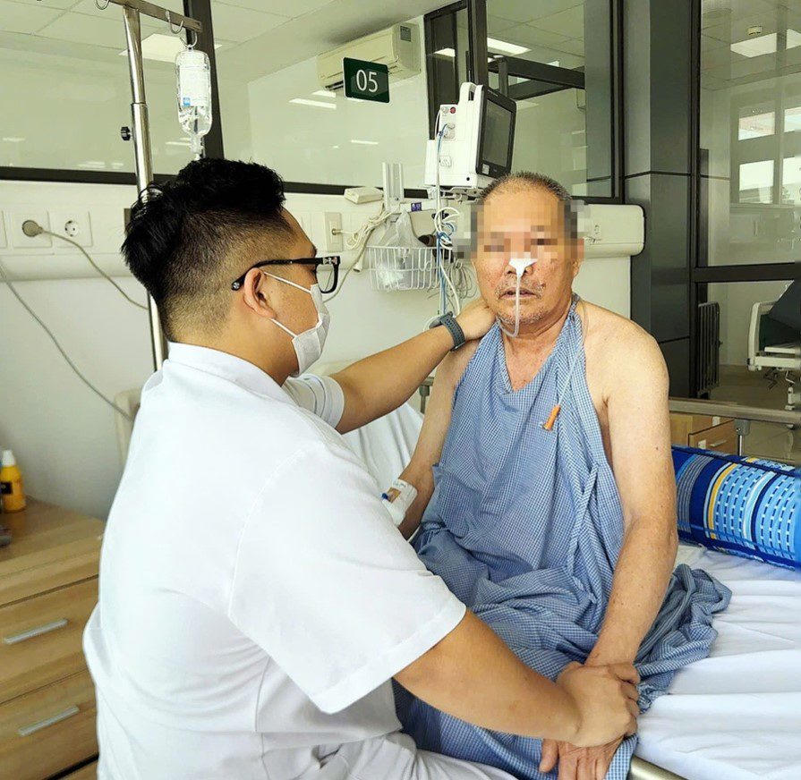Người bệnh được tập phục hồi chức năng vận động, hô hấp. Ảnh: BVCC