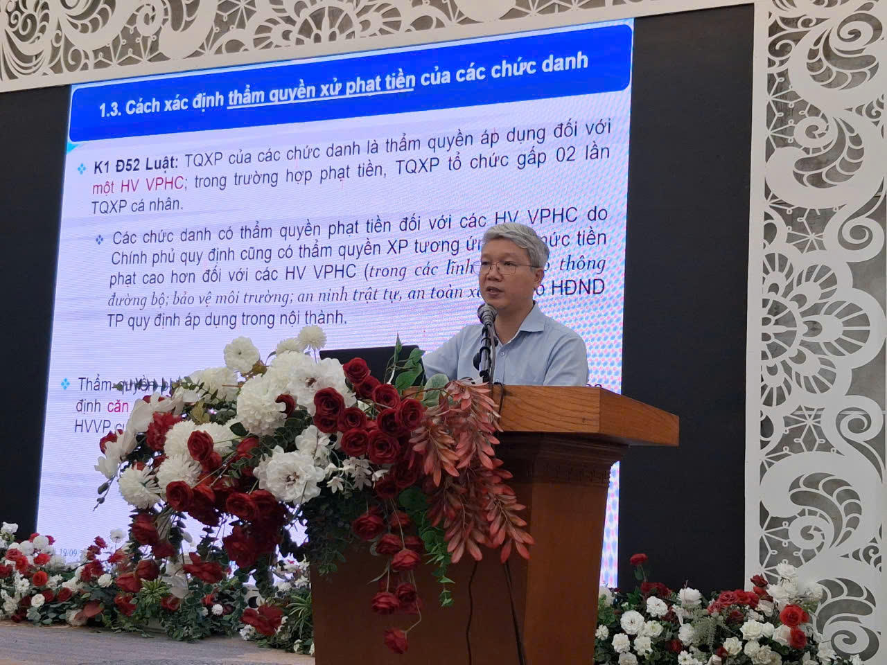 Ông Nguyễn Hoàng Việt, Trưởng phòng Quản lý xử lý vi phạm hành chính, Cục Pháp luật hình sự - hành chính và Quản lý xử lý vi phạm hành chính, Bộ Tư pháp là báo cáo viên tại hội nghị (ảnh Hoàng Giang)