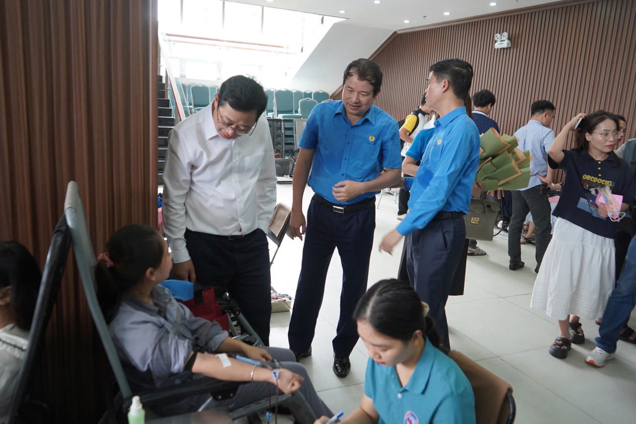 Công nhân lao động tham gia hiến máu tình nguyện tại chương trình. (Ảnh: Thuỳ Linh)