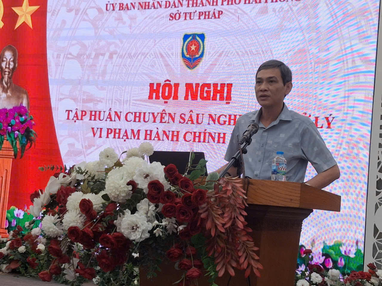 Ông Phạm Văn Song, Phó Giám đốc  Sở Tư Pháp TP Hải Phòng phát biểu tại hội nghị (ảnh Hoàng Giang)