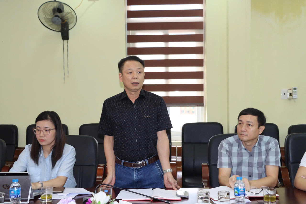 Đại diện Trung tâm Dịch vụ đấu giá tài sản thuộc Sở Tư pháp phát biểu đề xuất, kiến nghị(Ảnh: Trung tâm Truyền thông số, Sở Tư pháp Hưng Yên)